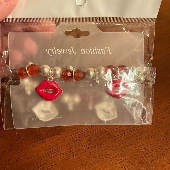 Lip Fashion Jewelry Beaded Bracelet - Picture 2 of 7